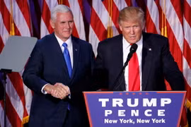 Tổng thống mới đắc cử Donald Trump (phải) phát biểu sau khi giành chiến thắng trong cuộc bầu cử Tổng thống Mỹ tại New York ngày 8/11. (Nguồn: EPA/TTXVN)