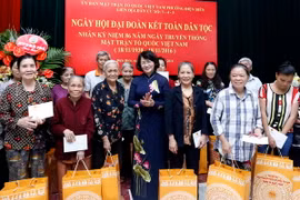 Phó Chủ tịch nước Đặng Thị Ngọc Thịnh tặng quà cho các gia đình nghèo và gia đình chính sách. (Ảnh: An Đăng/TTXVN)