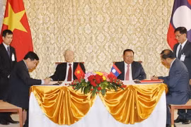 Ông Nguyễn Chí Dũng, Bộ trưởng Bộ Kế hoạch và Đầu tư, Chủ tịch Ủy ban Hợp tác Việt Nam-Lào và ông Suphan Keomisay, Ủy viên Trung ương Đảng, Bộ trưởng Bộ Kế hoạch và Đầu tư Lào ký Thỏa thuận điều chỉnh Thỏa thuận chiến lược hợp tác Việt Nam-Lào tại tỉnh Hu