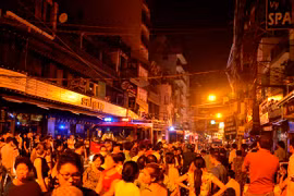 Người dân địa phương theo dõi lực lượng Phòng cháy chữa cháy tại hiện trường. (Ảnh: TTXVN phát)