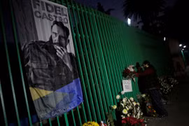 Người dân Cuba thắp nến tưởng niệm Lãnh tụ Fidel Castro tại La Habana ngày 26/11. (Nguồn: AP/TTXVN)