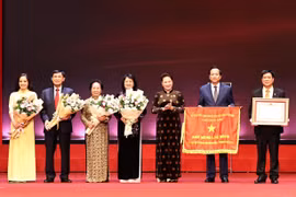 Chủ tịch Quốc hội Nguyễn Thị Kim Ngân trao danh hiệu Anh hùng Lao động thời kỳ đổi mới cho Quỹ Bảo trợ trẻ em Việt Nam. (Ảnh: Trọng Đức/TTXVN)
