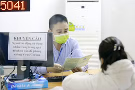 Người lao động làm thủ tục hưởng bảo hiểm thất nghiệp sau khi mất việc vì COVID-19. (Ảnh minh họa: Anh Tuấn/TTXVN)