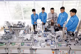 Thực hành nghề tự động hóa tại phòng học công nghệ 4.0. (Ảnh: Anh Tuấn/TTXVN)