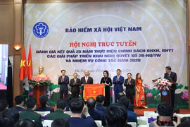 Thủ tướng Nguyễn Xuân Phúc trao tặng Cờ Thi đua của Chính phủ cho Bảo hiểm xã hội Việt Nam. (Ảnh: PV/Vietnam+)