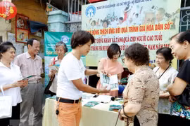 Chăm sóc sức khoẻ cho người cao tuổi. (Ảnh: TTXVN)