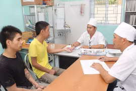Chăm sóc y tế cho học viên cai nghiện ma túy. (Nguồn: TTXVN)