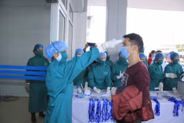 Kiểm tra, cách ly lao động người Trung Quốc để phòng chống bệnh do virus nCoV gây ra. (Ảnh: TTXVN)