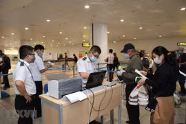 Lao động đi làm việc ở nước ngoài sẽ tạm dừng xuất cảnh đến hết ngày 30/4. (Ảnh minh họa: TTXVN)