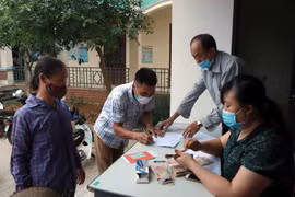 Chi trả tiền hỗ trợ cho hộ nghèo. (Ảnh minh họa: Hoàng Hùng/TTXVN)