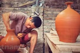[Video] Chân dung 'nghệ nhân gàn dở' của làng gốm Bát Tràng