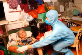 Hoa hậu Lương Thùy Linh mang bừa cơm tình nghĩa tới tặng người dân có hoàn cảnh khó khăn ở Hà Nội. (Ảnh: CTV/Vietnam+)