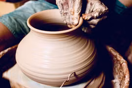 Đôi bàn tay của người thợ vuốt gốm thủ công Phạm Anh Đạo. (Ảnh: Mỹ Trinh/Vietnam+)