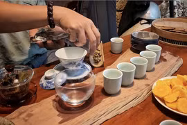 [Photo] Hướng dẫn cách thưởng hồng trà hoa cúc giữa ngày Thu Hà Nội