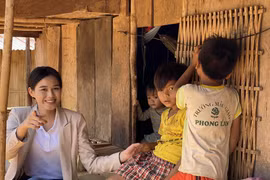 Hoa hậu Đỗ Thị Hà gặp trẻ em ở huyện Nam Trà My. (Ảnh: CTV/Vietnam+)