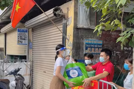 Đỗ Hà tặng quà cho người dân nghèo ở Thành phồ Hồ Chí Minh. (Ảnh: CTV/Vietnam+)