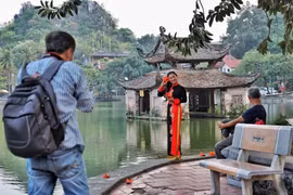 Du khách "xê dịch" trở lại với các điểm đến gần. (Ảnh: Mai Mai/Vietnam+)