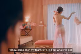 MV "Mời anh vào team em" của Chi Pu. (Hình ảnh cắt từ MV)