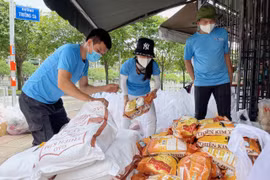 Những món quà chuẩn bị được trao tận tay người lao động nghèo. (Ảnh: CTV/Vietnam+)