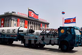 Một loại tên lửa được Triều Tiên trưng bày tại lễ diễu binh kỷ niệm 105 năm ngày sinh cố Chủ tịch Kim Nhật Thành ở Bình Nhưỡng ngày 15/4. (Nguồn: EPA/TTXVN)