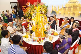Các đại biểu tham dự Lễ buộc chỉ cổ tay - một trong những nghi lễ quan trọng trong mỗi dịp Tết cổ truyền của nhân dân các dân tộc Lào. (Ảnh: Văn Điệp/TTXVN)