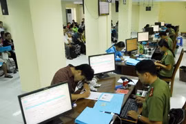 Người dân đến cấp, sửa đổi hộ chiếu tại Phòng Quản lý Xuất nhập cảnh Công an Thành phố Hồ Chí Minh. (Ảnh: Mạnh Linh/TTXVN)