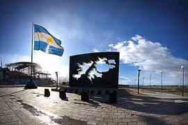 Bia khẳng định chủ quyền quần đảo Malvinas của Argentina. (Nguồn: Quora)