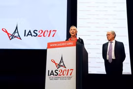 Chủ tịch Viện xã hội quốc tế về AIDS Linda-Gail Bekker (trái) và Chủ tịch Ủy ban Tư vấn đạo đức quốc gia Pháp kiêm Chủ tịch Hội nghị Jean-Francois Delfraissy phát biểu tại lễ khai mạc hội nghị. (Nguồn: AFP/TTXVN)