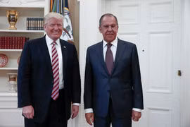 Tổng thống Mỹ Donald Trump (trái) tiếp Ngoại trưởng Nga Sergei Lavrov (phải) tại Washington, DC ngày 10/5. (Nguồn: EPA/TTXVN)