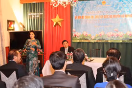 Chủ tịch Quốc hội Nguyễn Thị Kim Ngân đến thăm và nói chuyện với cán bộ, nhân viên Đại sứ quán tại Cộng hòa Séc. (Ảnh: Trọng Đức/TTXVN)