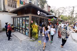 Đông đảo người dân Thủ đô đến với phố sách trong ngày khai trương. (Ảnh: Danh Lam/TTXVN)