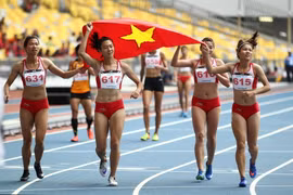 Đội tuyển điền kinh nữ Việt Nam ăn mừng sau khi về đích với chiếc huy chương vàng nội dung chạy tiếp sức 4x100m. (Ảnh: Quốc Khánh/TTXVN)