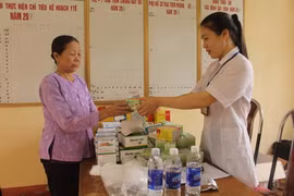 Cấp phát thuốc cho bệnh nhân ở trạm y tế xã. Ảnh minh họa. (Ảnh: Khiếu Tư/TTXVN)