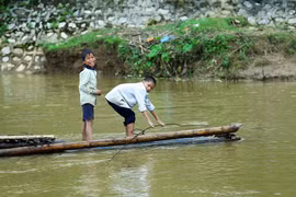 [Photo] Đánh đu tính mạng với tử thần khi qua suối bằng bè mảng