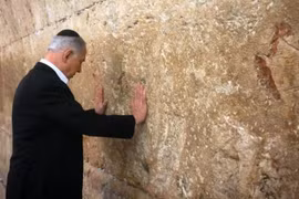 Thủ tướng Israel Benjamin Netanyahu cầu nguyện ở Bức tường phía Tây (hay còn gọi là Bức tường Than khóc). (Nguồn: AFP) 