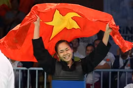 Nữ võ sỹ Phạm Thị Tươi ăn mừng sau khi giành được tấm huy chương vàng. (Ảnh: Quốc Khánh/TTXVN)