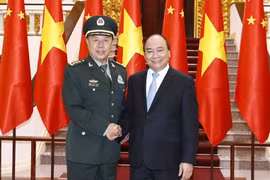 Thủ tướng Nguyễn Xuân Phúc, Ủy viên Bộ Chính trị, Thủ tướng Chính phủ tiếp Thượng tướng Phạm Trường Long, Ủy viên Bộ Chính trị, Phó Chủ tịch Quân ủy Trung ương Trung Quốc. (Ảnh: Thống Nhất/TTXVN)