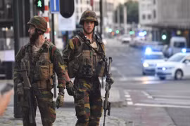 Binh sỹ Bỉ đứng gác bên ngoài nhà ga trung tâm Brussels. (Nguồn: AP)