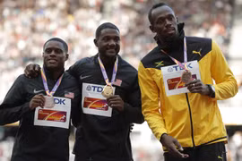 Usain Bolt (áo vàng, ngoài cùng bên phải) chỉ giành được huy chương đồng ở nội dung sở trường chạy 100m tại giải vô địch điền kinh thế giới 2017. (Nguồn: theguardian.com)