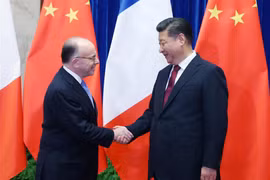Thủ tướng Pháp Bernard Cazeneuve gặp, hội đàm với Chủ tịch Trung Quốc Tập Cận Bình. (Nguồn: Xinhua)