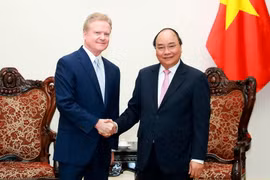 Thủ tướng Nguyễn Xuân Phúc tiếp cựu Thượng Nghị sỹ Hoa Kỳ Jim Webb sang thăm Việt Nam. (Ảnh: Thống Nhất/TTXVN