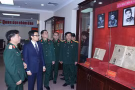 Phó Thủ tướng Vũ Đức Đam thăm quan phòng truyền thống Báo Quân đội Nhân dân. (Ảnh: Phạm Kiên/TTXVN)