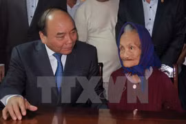 Thủ tướng Nguyễn Xuân Phúc thăm hỏi và tặng quà mẹ Nguyễn Thị Hân trong chuyến công tác ở Quảng Nam, tháng 1/2017. (Ảnh: Nguyễn Sơn/TTXVN)
