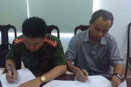 Ông Ngô Quốc Vinh, Giám đốc Ngân hàng Agribank Chi nhánh huyện Krông Bông (bên phải) tại cơ quan công an. (Ảnh: Phạm Cường/TTXVN)