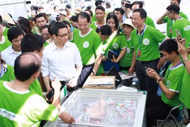 Phó Thủ tướng Vũ Đức Đam tham quan các gian hàng trong chương trình “Bữa ăn an toàn.” (Ảnh: Hoàng Hùng/TTXVN)