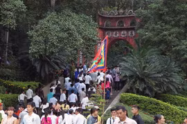 Đông đảo du khách thập phương về dự Giỗ tổ Hùng Vương, Lễ hội đền Hùng 2017. (Ảnh: Quốc Khánh/TTXVN)