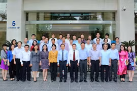 Ủy viên Trung ương Đảng, Bí thư Đảng ủy, Tổng Giám đốc TTXVN Nguyễn Đức Lợi và Trưởng các Cơ quan đại diện Việt Nam ở nước ngoài nhiệm kỳ 2017-2020 chụp ảnh chung. (Ảnh: Thành Đạt/TTXVN)