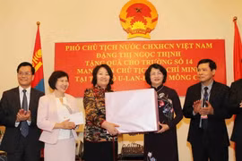 Phó Chủ tịch nước Đặng Thị Ngọc Thịnh trao tặng Trường PTTH số 14 mang tên Chủ tịch Hồ Chí Minh quà tặng là một số trang thiết bị phục vụ hoạt động dạy và học. (Ảnh: Quang Hải/TTXVN)