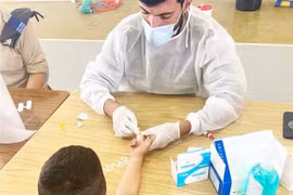 Một học sinh Israel được lấy mẫu test kháng nguyên. (Ảnh: TTXVN phát)