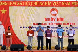 Lãnh đạo Ủy ban Mặt trận Tổ quốc Việt Nam tỉnh Kon Tum trao quà cho người dân thôn Đăk Wớt, xã Hơ Moong, huyện Sa Thầy, tỉnh Kon Tum. (Ảnh: Cao Nguyên/TTXVN)